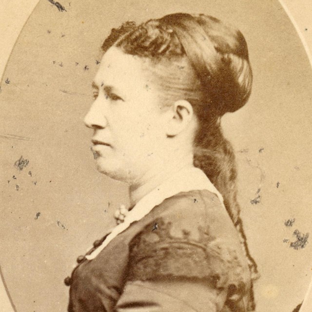 (Cabinet card, Julia Dent Grant)
