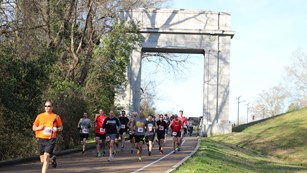 runners through the arch