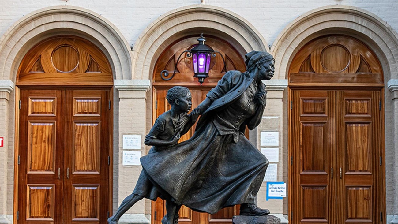 Sculpture of woman holding a child by the hand