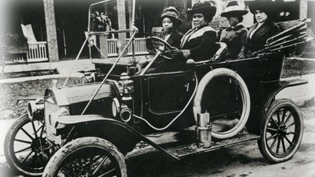 Madam CJ Walker and friends in a car.