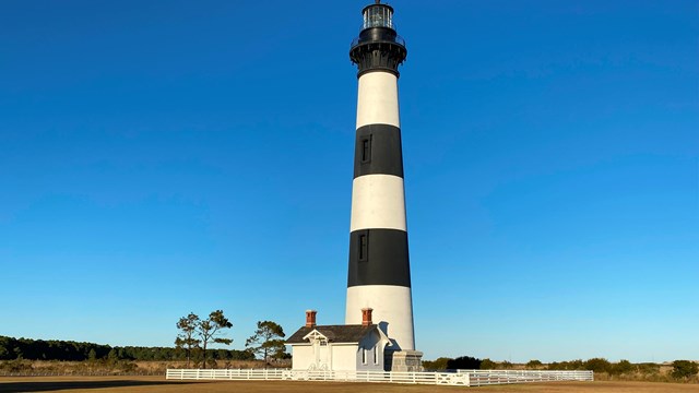 A picture of Bodie Iisland lighthouse with its horizontal white and black stripes.