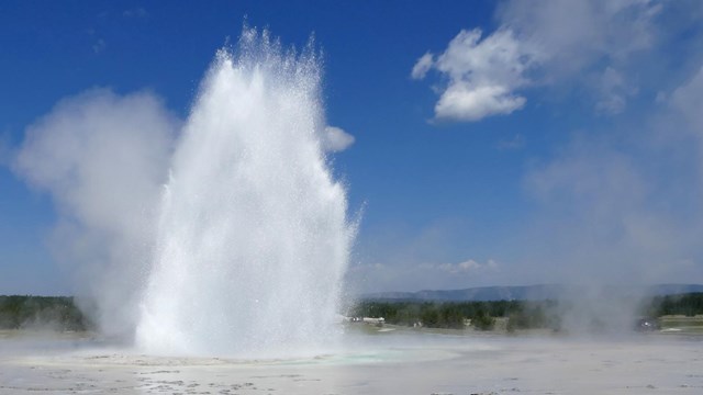 Eruption plume of Great Fountain Geyser.