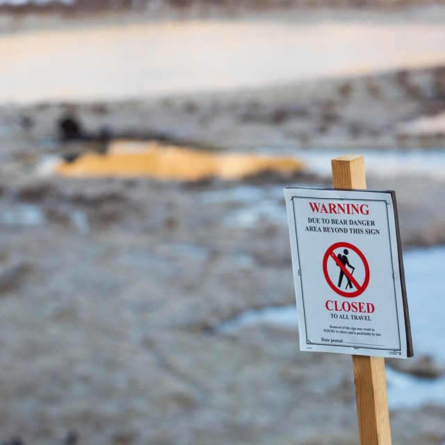 A closure sign warns people about the presence of bears on Blacktail Deer Plateau