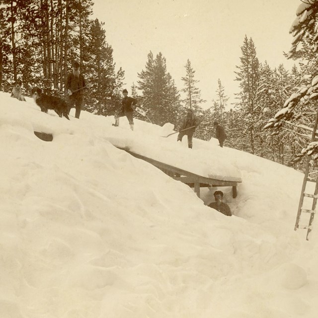 Hotel at the Grand Canyon, Winter Scenery of the Yellowstone Park