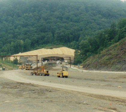 Road construction in front of a tunnel