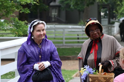 Mary Lincoln and Elizabeth Jenkins talking to visitors outside.