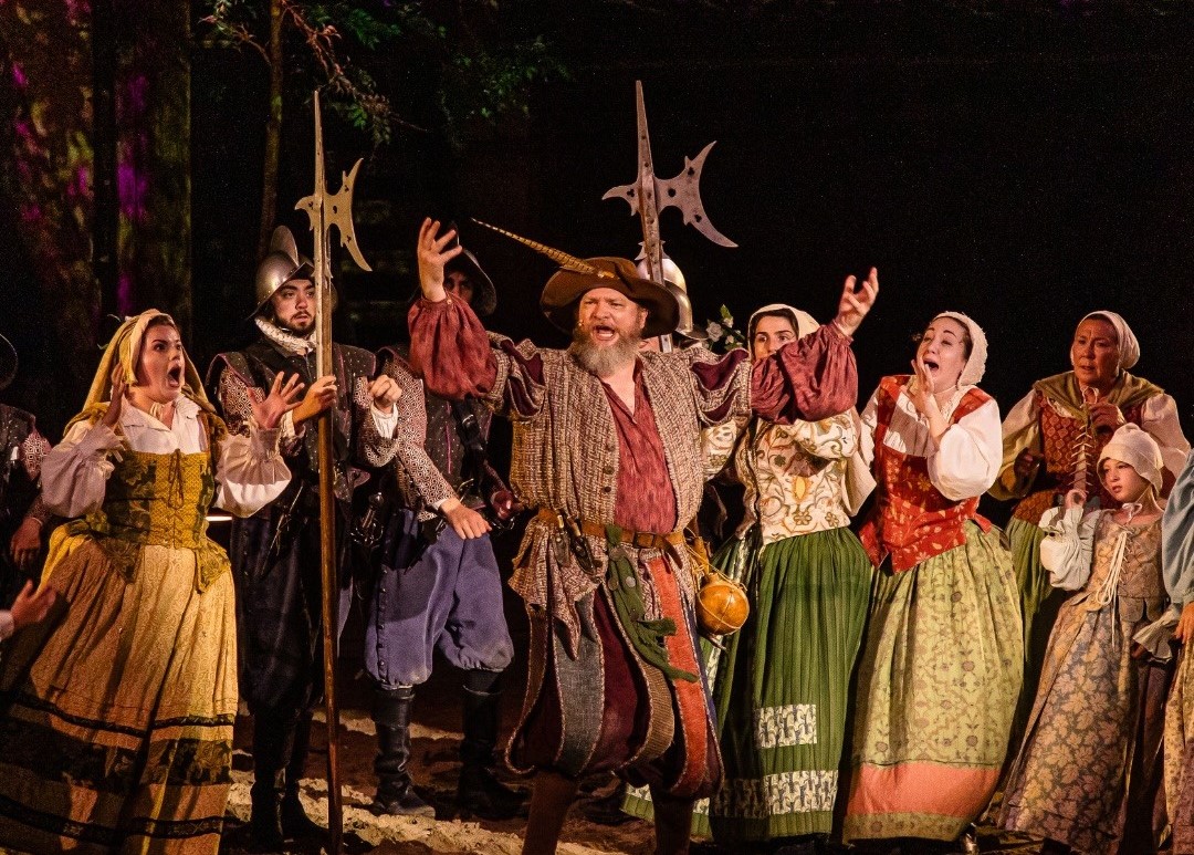 A man dressed in Elizabethan clothes addresses a crowd