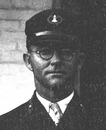 Picture of Vernon Gaskill in Keeper&#39;s uniform, 1930s