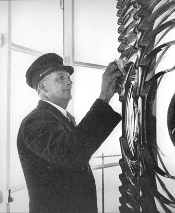 Unaka Jennette in keeper&#39;s uniform, cleaning the Cape Hatteras Fresnel lens