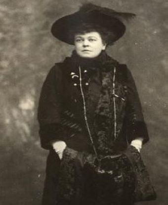 Alva Belmont facing forward wearing wide-brimmed hat