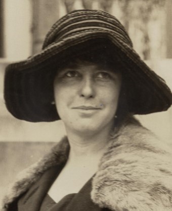 Anita Pollitzer, head and shoulders photo, wearing fur collar and wide-brimmed hat