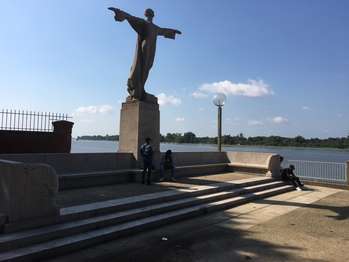 A statue of a man with his arms stretched out