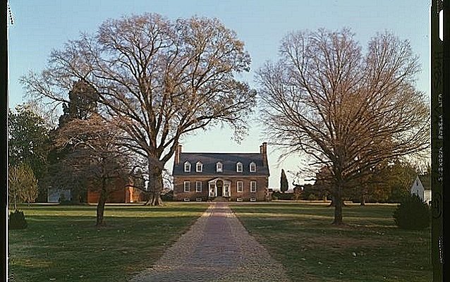 The path leading to the entrance of Gunston Hall mansion framed with trees (Library of Congress)