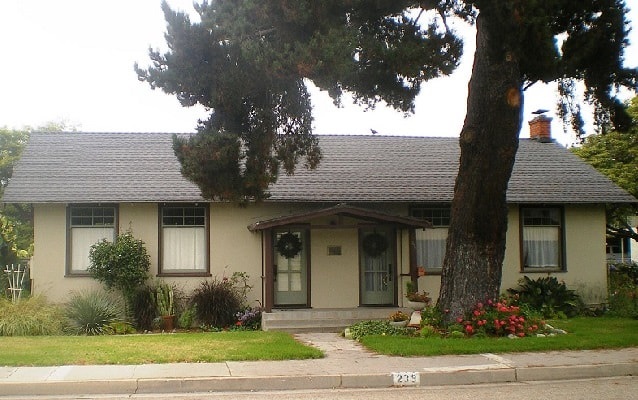 California bungalow style ranch with two doors and four windows. Photo by Los Angeles, CC BY-SA 3.0