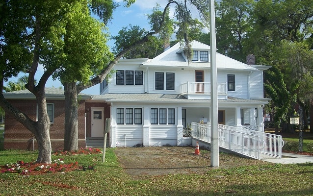 Photo of outside of two-story Mary McLeod Bethune House, By Ebyabe - Own work, CC BY-SA 3.0