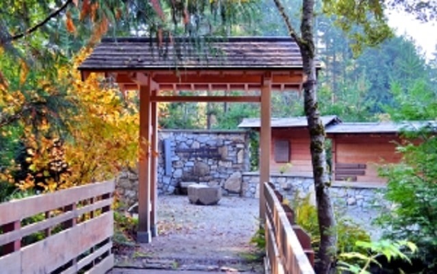 Entrance gate to the Bainbridge Island-photo by Joe Mabel, Flickr Entrance gate to the Bainbridge Island-photo by Joe Mabel, Flickr