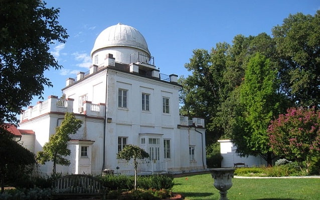 A white building with a large dome. 