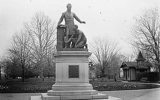 Statue of Abraham Lincoln standing over a kneeling freed slave