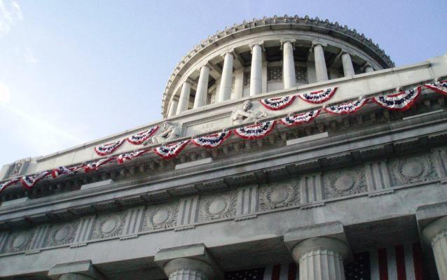 Visitors attend Civil War program with Grant's Tomb in the background.