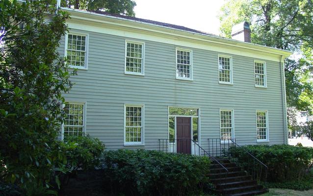 Photo of house and yard of 19th-century McLoughlin house, with fountain and trees Photo of house and yard of 19th-century McLoughlin house, with fountain and trees