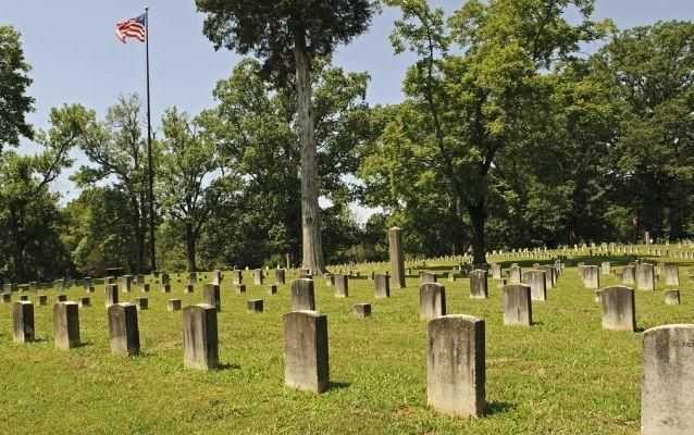 Photo of Union soldiers' graves and headstones at Shiloh National Cemetery. Photo of Union soldiers' graves and headstones at Shiloh National Cemetery.