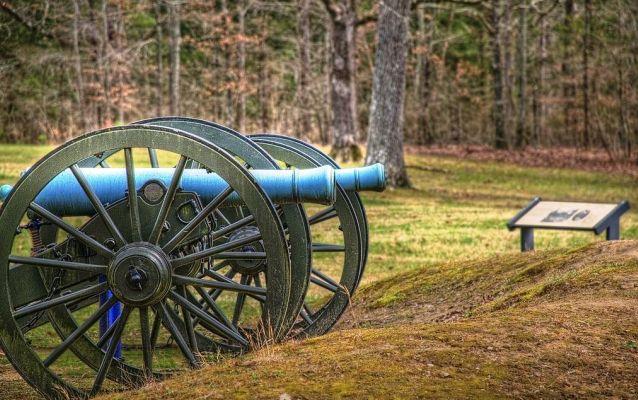 Photo of two cannon and an earthwork along Grant's last line at Shiloh Photo of two cannon and an earthwork along Grant's last line at Shiloh