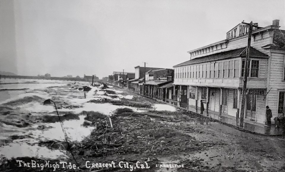 Ocean tidal waters near to buildings