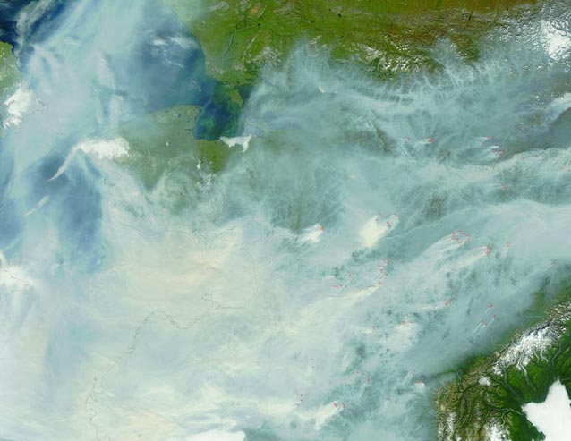 satellite image of huge swathes of smoke across alaska