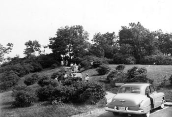 Visitors follow the path from parking lot to overlook in the 1950s.