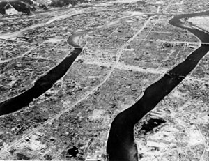 Вид с воздуха на Хиросиму изображает ужасающую разрушительную силу атомной бомбы.