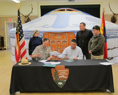 The two park superintendents sign the Sister Park document.