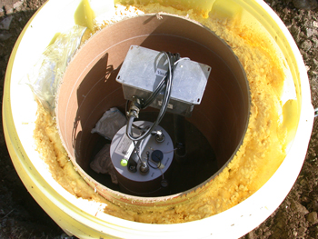 Seismometer in an underground vault that reduces Seismometer in an underground vault that reduces