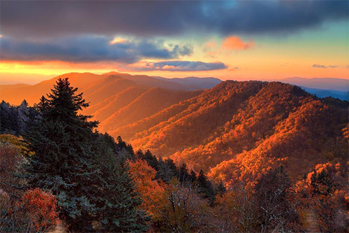 alt="sunrise over mountains in great smoky mountains national park"