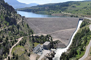 Picture of Green Mountain Dam surrounded by green mountains 