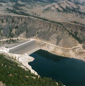 A picture of Anderson Ranch Dam with dark blue water 
