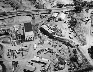 Black and white photo of the Crosscut Power plant alongside with the Grand Canal