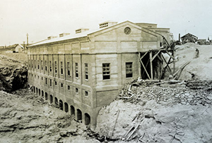 Black and white photo of the Crosscut power plant on a ravine