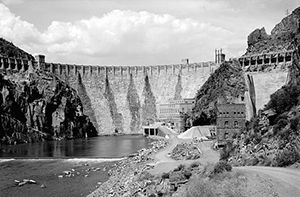 Black and white photo of the Roosevelt Powerplant with water streaming through