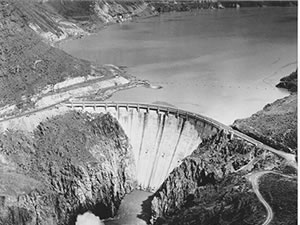Black and white photo of  a sky view of Owyhee Dam 