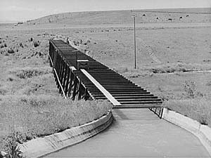 Black and white photo of water streaming through a river 