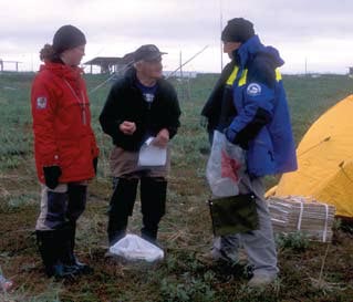 Bob Uhl, Cape Krusenstern NM resident, discusses the local flora with his guests