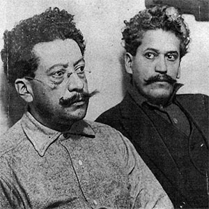 Ricardo Flores Magnon (izquierda) y su hermano Enrique, 1917
