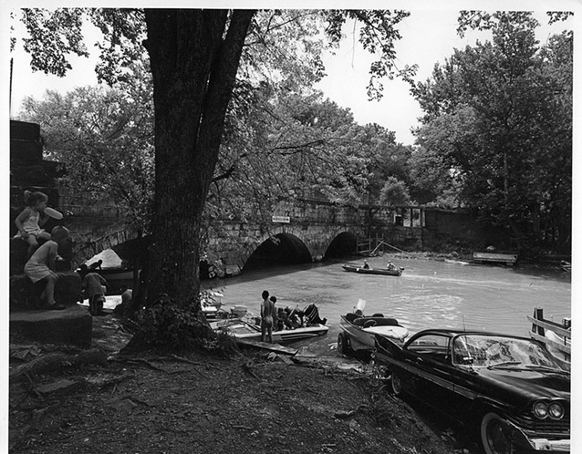 Recreational use at Seneca Lock, circa 1950 (CHOH Photo Files) Recreational use at Seneca Lock, circa 1950 (CHOH Photo Files)