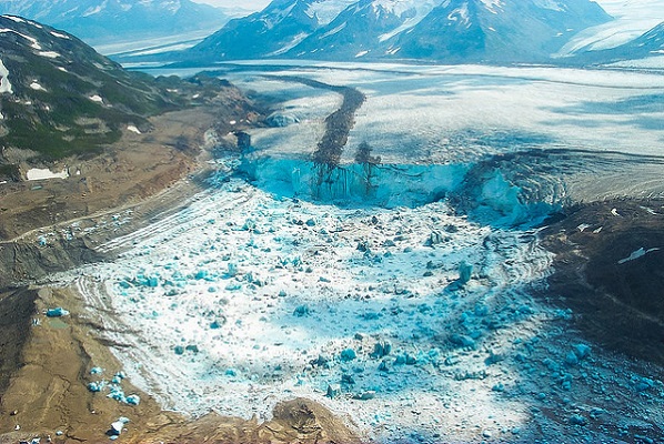 Icebergs on dry land after a jökulhlaup drained Iceberg Lake (Wrangell-St. Elias National Park, AK) Icebergs on dry land after a jökulhlaup drained Iceberg Lake (Wrangell-St. Elias National Park, AK)