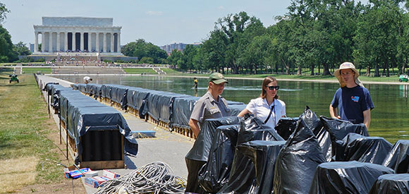 2014 interns at the National Mall. 