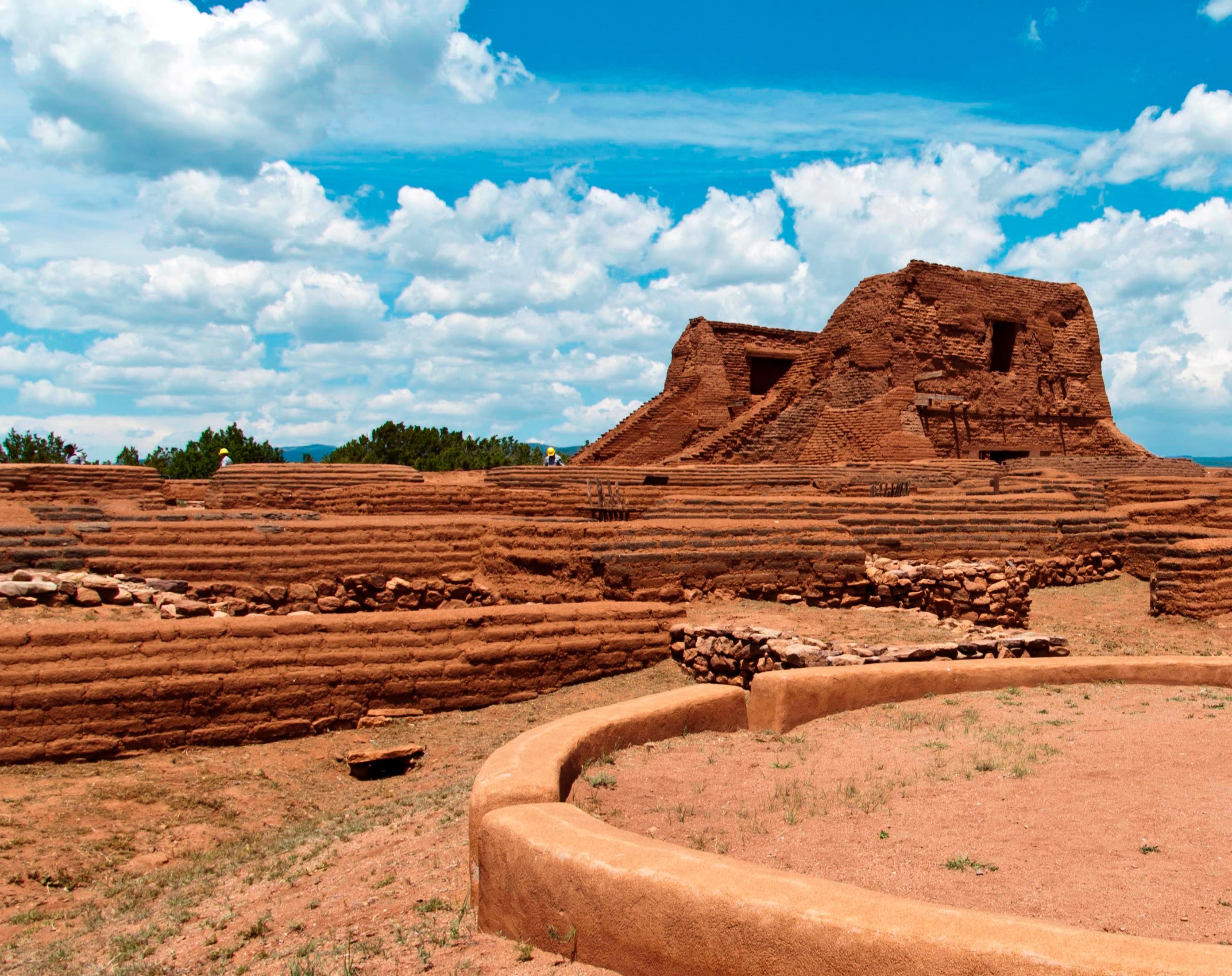 Church and preservation workers in distance, kiva in foreground.jpg (943 kb)