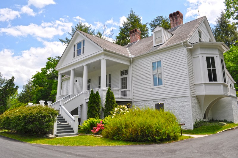 Carl Sandburg Home NHS A view of the Sandburg Home as visitors enter the park