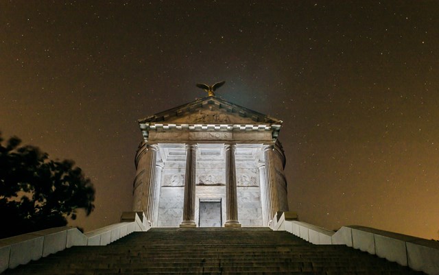 Stars behind the Illinois State Memorial