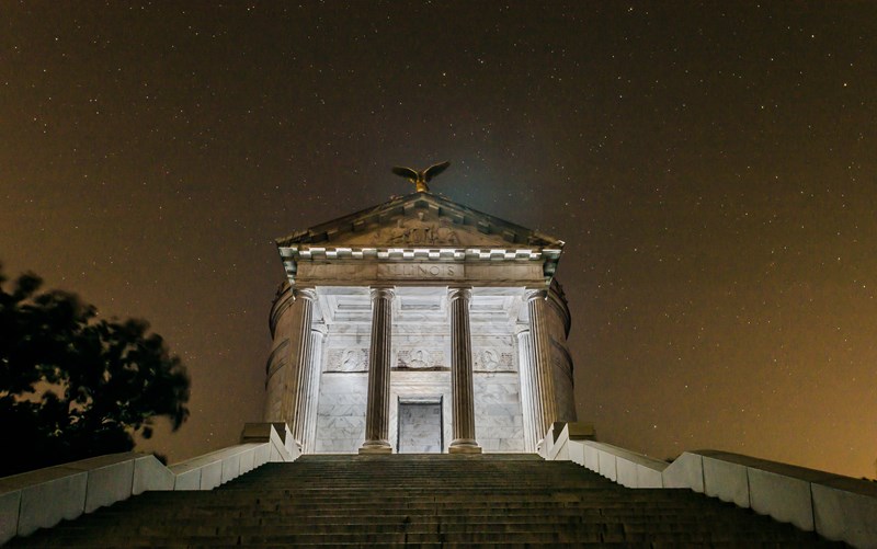 Stars behind the Illinois State Memorial