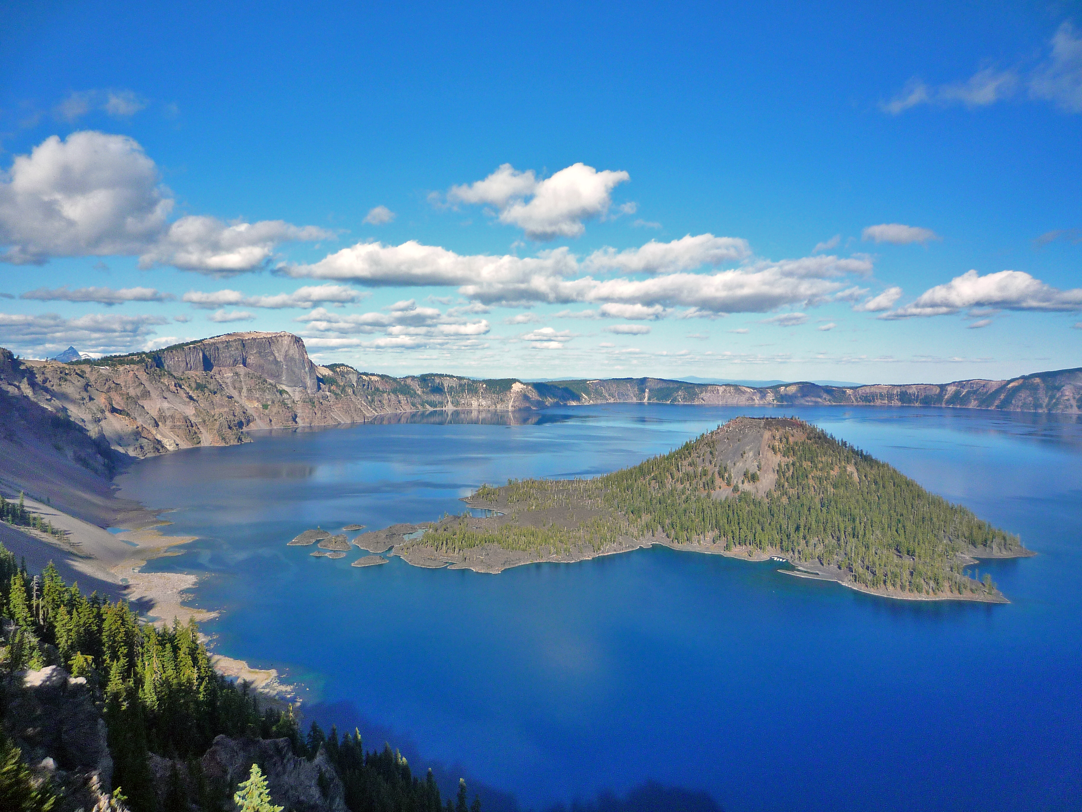 A view of Crater Lake and Wizard Island